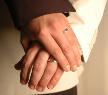 Två händer med förlovningsringar