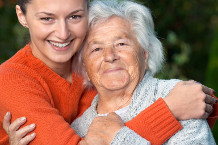 Vänskap och gläjde mellan yngre och äldre kvinna